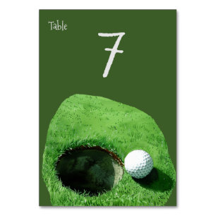 Golfball neben dem Loch für Golfer Party Tischnummer