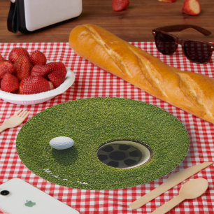 Golfball neben Loch auf grünem Gras Golfplatz Pappteller