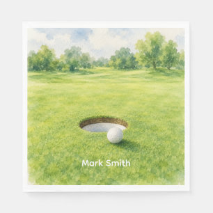 Golfball neben Loch auf grünem Putting-Rasen Serviette