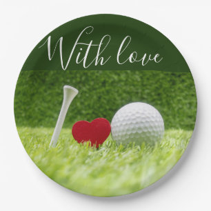 Golfball und Abschlag auf grünem Gras mit Liebe Pappteller