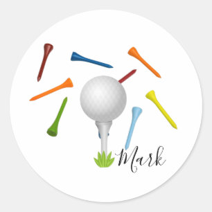 Golfball und buntes Tee auf weiß Runder Aufkleber