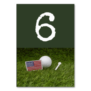 Golfball und Tee mit US-Flagge auf Grün Tischnummer
