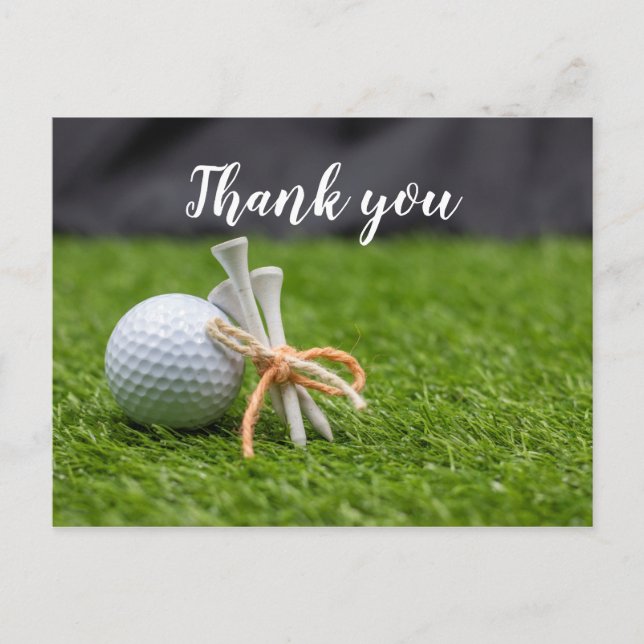 Golfball und Tee sind auf grünem Gras Vielen Dank Postkarte (Vorderseite)