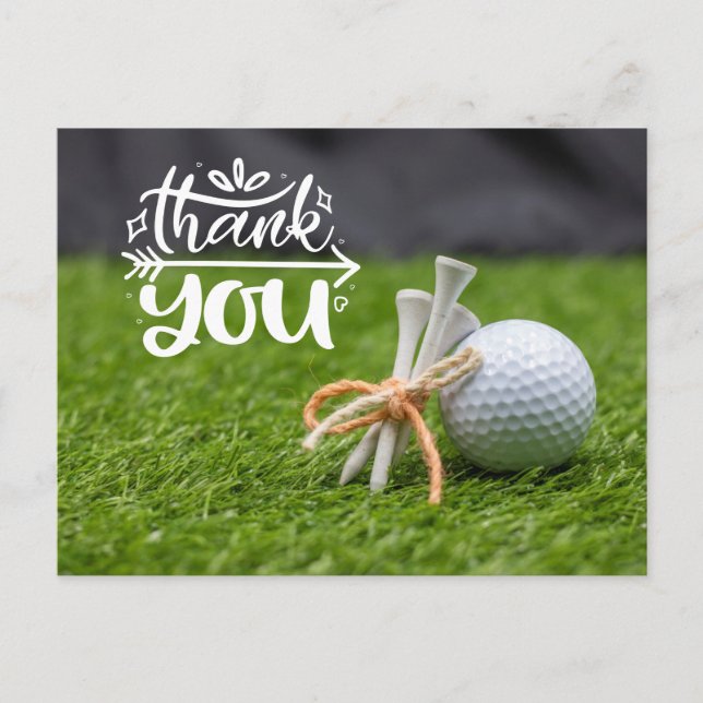 Golfball und Tee sind auf grünem Gras Vielen Dank Postkarte (Vorderseite)