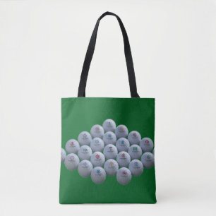 Golfbälle auf einem grünen Hintergrund befinden si Tasche