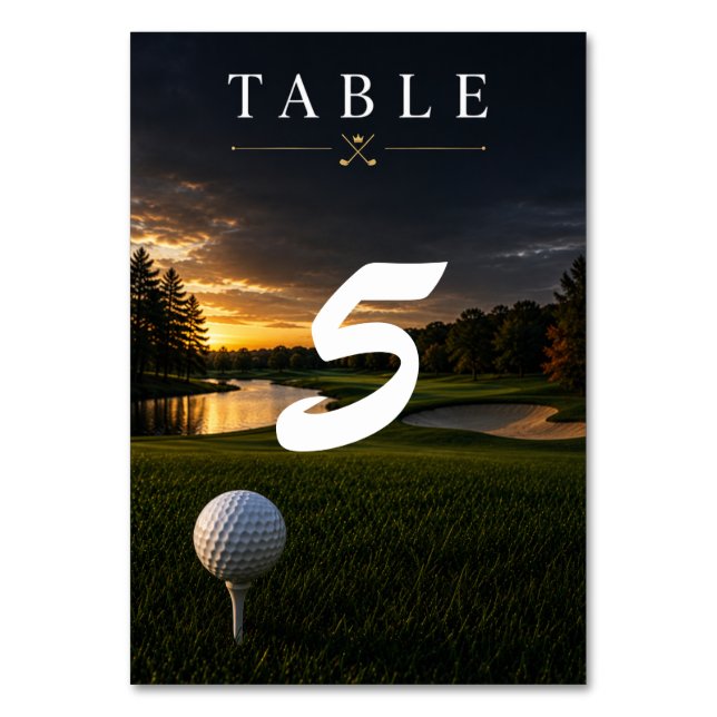 Golfbälle auf Tee auf grünem Gras Tischnummer (Vorderseite)