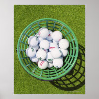 Golfbälle in einem Korb auf kurzem Grün