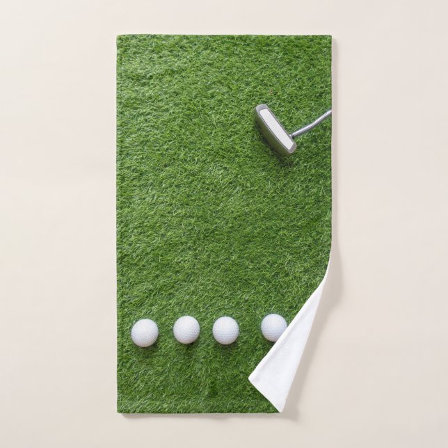 Golfbälle mit Putter sind auf grünem Gras Handtuch (Handtuch)