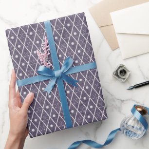 Golfbälle & Schläger Argyle auf mattlila Geschenkpapier