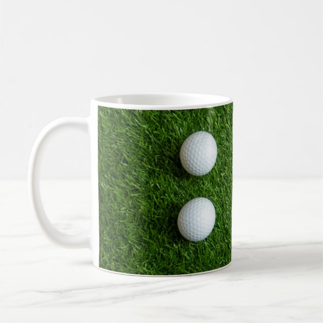 Golfbälle sind auf grünem Gras Kaffeetasse (Links)