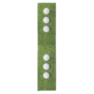 Golfbälle sind auf grünem Gras Kurzer Tischläufer