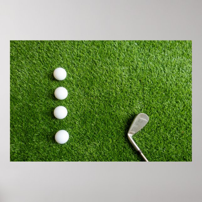 Golfbälle sind auf grünem Gras Poster (Vorne)