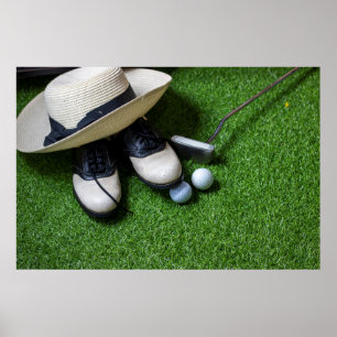 Golfbälle sind auf grünem Gras Poster