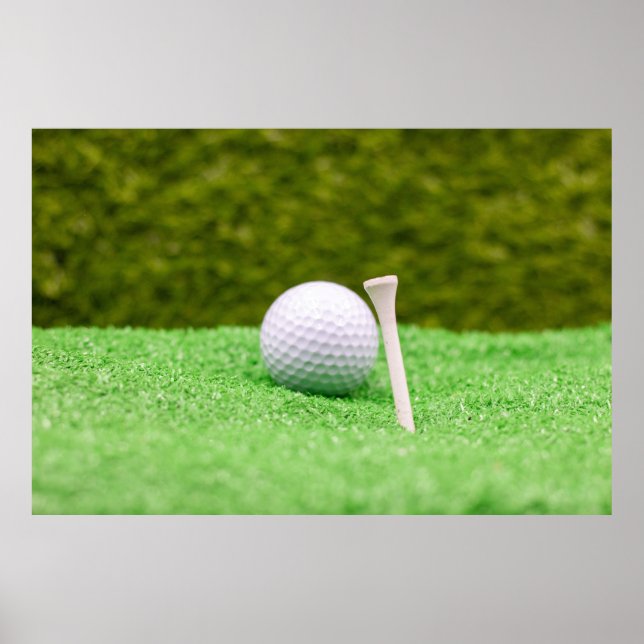 Golfbälle sind auf grünem Gras Poster (Vorne)
