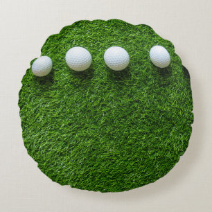 Golfbälle sind auf grünem Gras Rundes Kissen