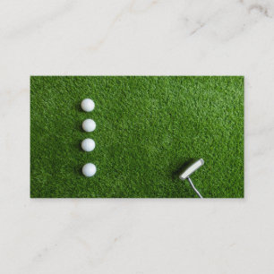 Golfbälle sind auf grünem Gras Visitenkarte