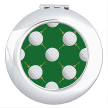 Golfbälle und T-Shirts auf Green