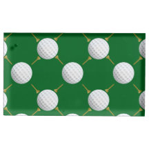 Golfbälle und T-Shirts auf Green