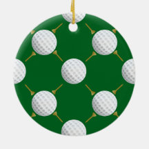 Golfbälle und Tees auf Grün