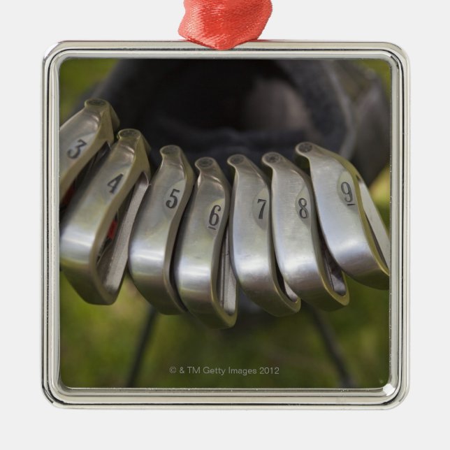 Golfclubköpfe in einer Tasche. Drei bis neun Silbernes Ornament (Vorne)