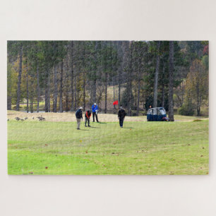 Golfer beim Aufziehen von Grün