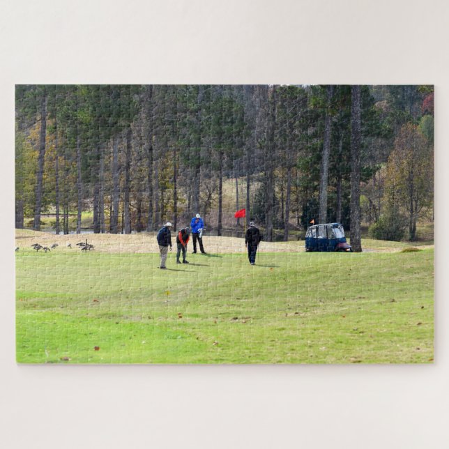 Golfer beim Aufziehen von Grün (Horizontal)
