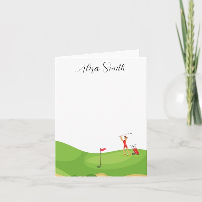 Golfer Frau ist auf dem Golfplatz auf grünem Gras (Vorderseite)