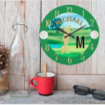 Golfer Golfplatz Individuelle Name 3-D Monogram Große Wanduhr<br><div class="desc">Eine individuelle Wanduhr eines Golfliebhabers - geschmackvoll erledigt - landschaftlich - Golfer in Aktion - und personalisieren Sie auch mit einem individuellen Zwei-Töne-Monogramm und ihrem Namen. Das ist ein großartiges Geschenk für alle Herren Golfliebhaber - Spaß / attraktiv / einzigartig. Wenn Sie Fragen zum Design oder eine spezielle Anfrage haben,...</div>