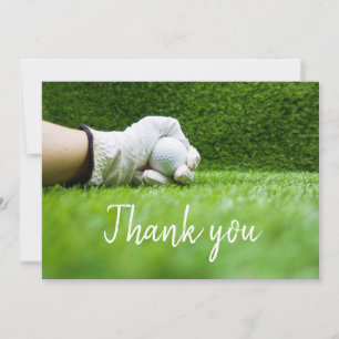 Golfer hält Golfball auf grünem Gras Dankeskarte
