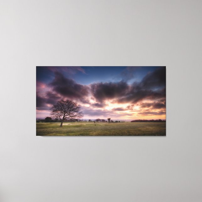 Golfplatz Landschaft mit rotem Sonnenuntergang Leinwanddruck (Vorderseite)