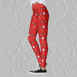 Golfschläger zeichnen sich durch leuchtend rote Le Leggings<br><div class="desc">Spaß gemusterte Leggings in Rot für einen begeisterten Golfer. Das sich wiederholende Muster wird mit gekreuzten Golfklubs und Golfbälle auf christlich rotem Hintergrund geschaffen.</div>