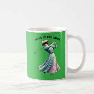 Golfspielende Frau im Retro-Stil beim Schwung mit Kaffeetasse