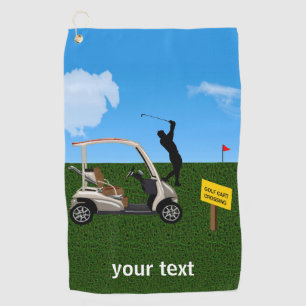 Golfspieler, der Schuss neben seinem Wagen nimmt Golfhandtuch