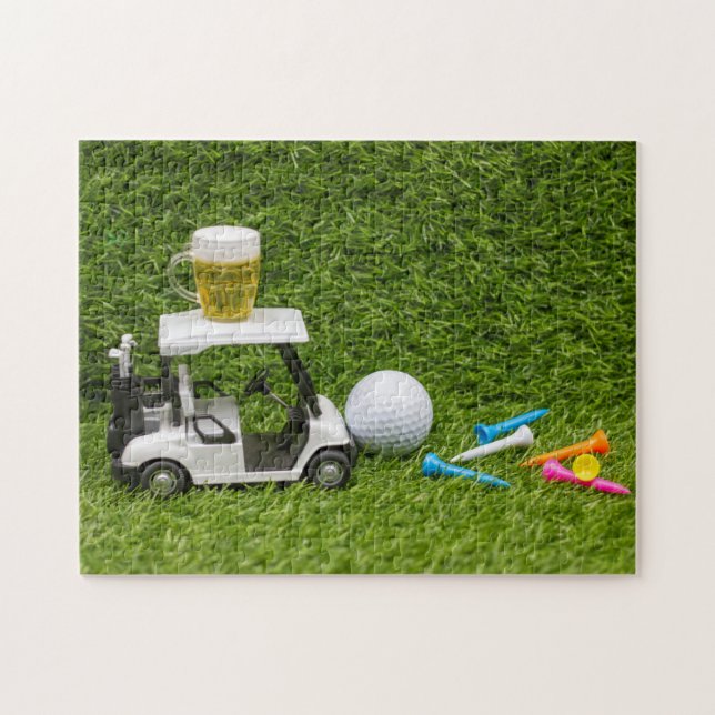 Golfwagen mit Bier und Golf Tee auf Grün (Horizontal)