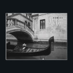 Gondel in Venedig, Italien Postkarte<br><div class="desc">Schwarz-Weiß-Foto einer regengetränkten Gondel in Venedig Italien.
www.ronsumners.com</div>