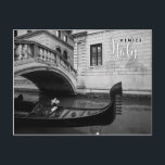 Gondel in Venedig, Italien Postkarte<br><div class="desc">Schwarz-Weiß-Foto einer regengetränkten Gondel in Venedig Italien.
www.ronsumners.com</div>
