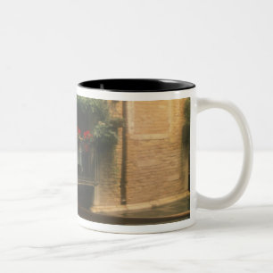 Gondel und Restaurant, Venedig, Venetien, Italien Zweifarbige Tasse