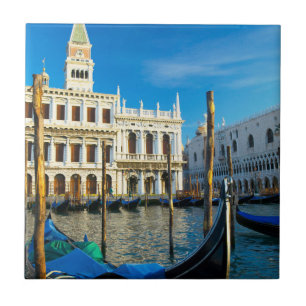 Gondeln am Grand Canal in der Nähe des Dogenpalast Fliese