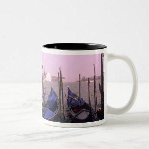 Gondeln für Touristen in Venedig Italien Zweifarbige Tasse