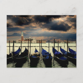 Gondeln stellten sich in Venedig in Italien auf Postkarte
