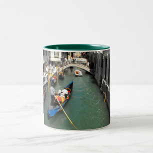 Gondeln und Touristen in Venedig Zweifarbige Tasse