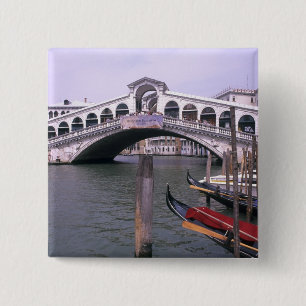 Gondeln und Touristen nahe der Rialtobrücke Button