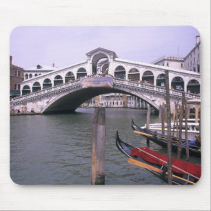 Gondeln und Touristen nahe der Rialtobrücke Mousepad
