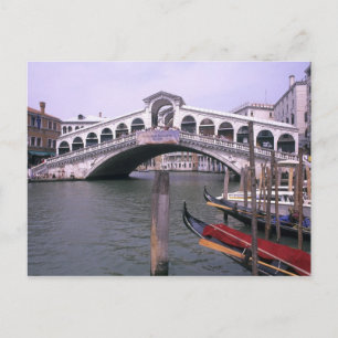 Gondeln und Touristen nahe der Rialtobrücke Postkarte