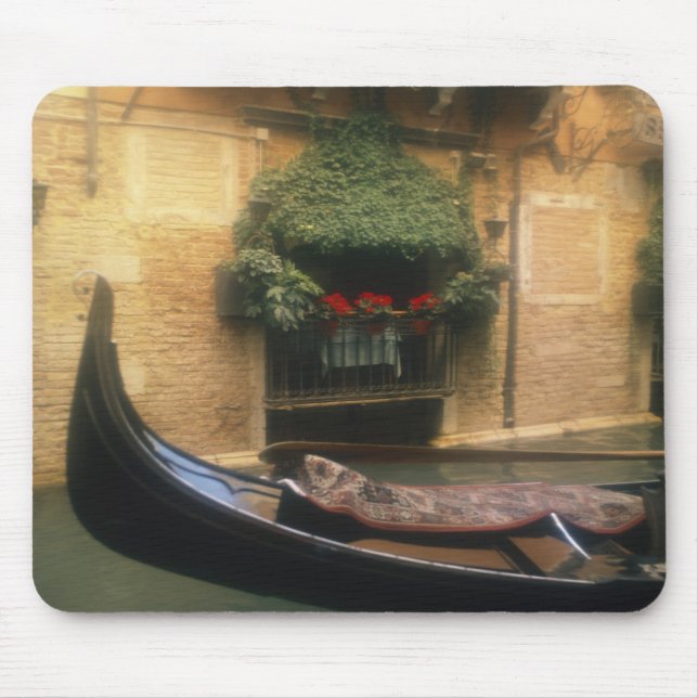 Gondola und Restaurant, Venedig, Venetien, Italien Mousepad (Vorne)