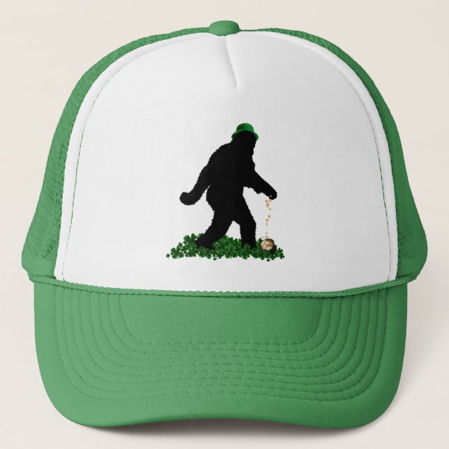 Gone Squatchin' am St. Patrick's Day Truckerkappe (Vorderseite)