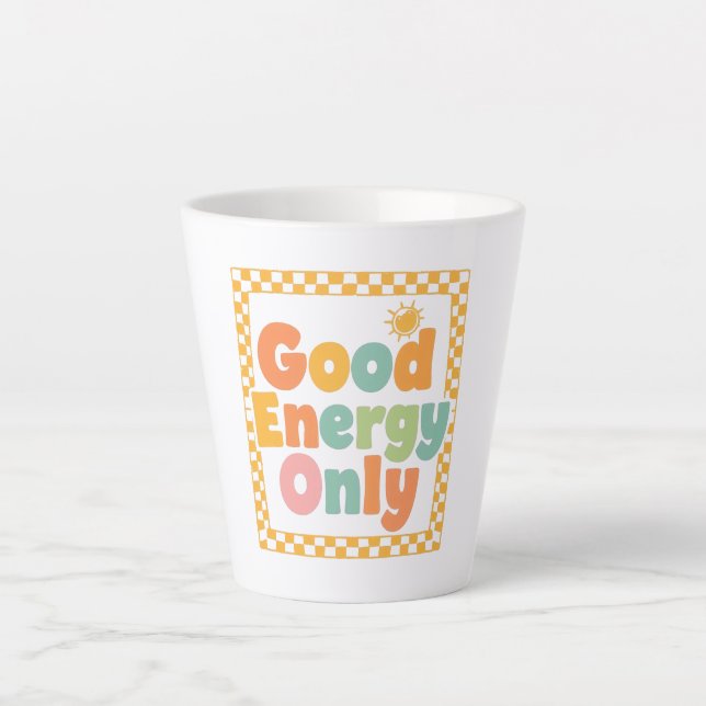 "Good Energy Only" 70s Style Typography Milchtasse (Vorderseite)