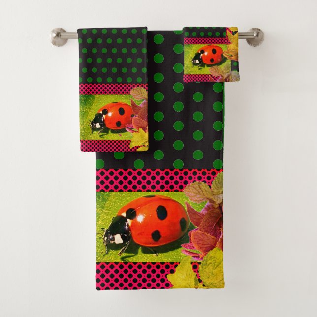 Good Fortune Bug Green Red Ladybug Badhandtuch Set (Insitu)