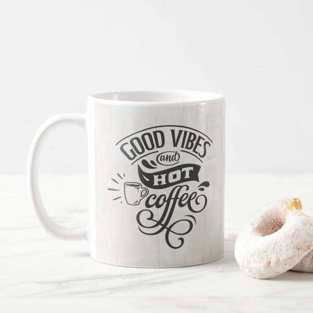 Good Vibes Hot Coffee Hand Lettisch rustikales Hol Kaffeetasse (Mit Donut)