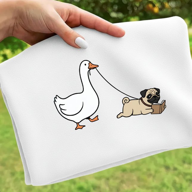 Goose and Dogs reading Tee Funny Pug Mom (Von Creator hochgeladen)